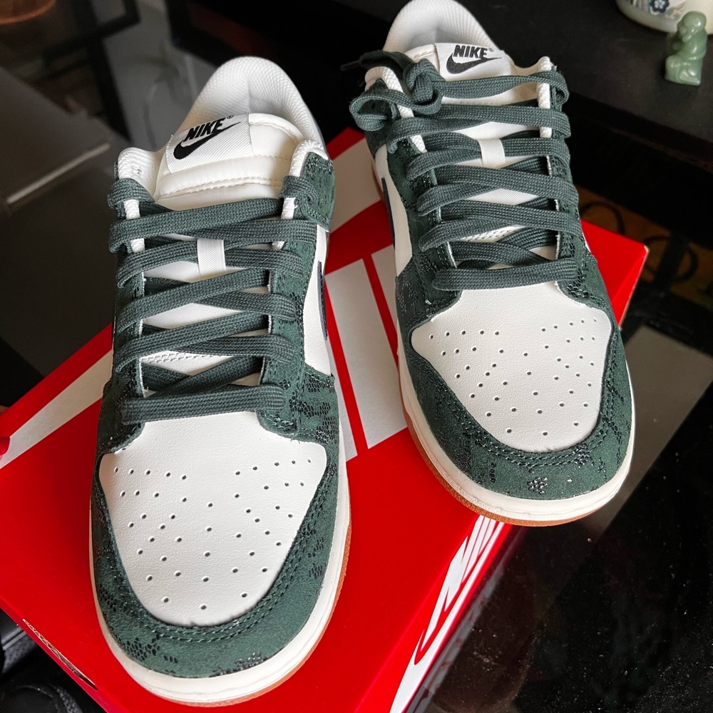 Nike Dunks - Picture 3 of 7